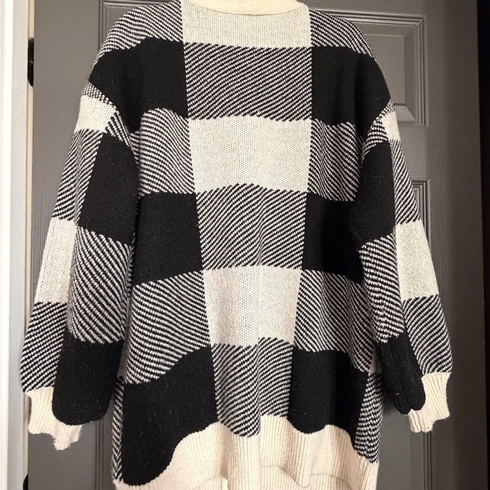 Elegant Black and Cream Checkered Women's Cardigan - Picture 3 of 3